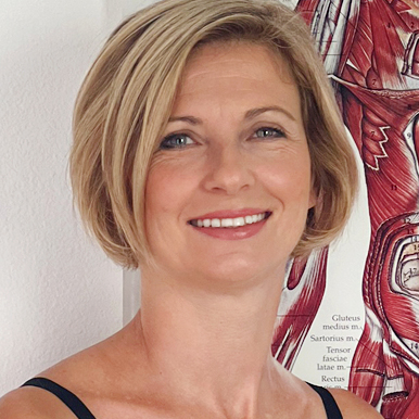 Iveta Headshot